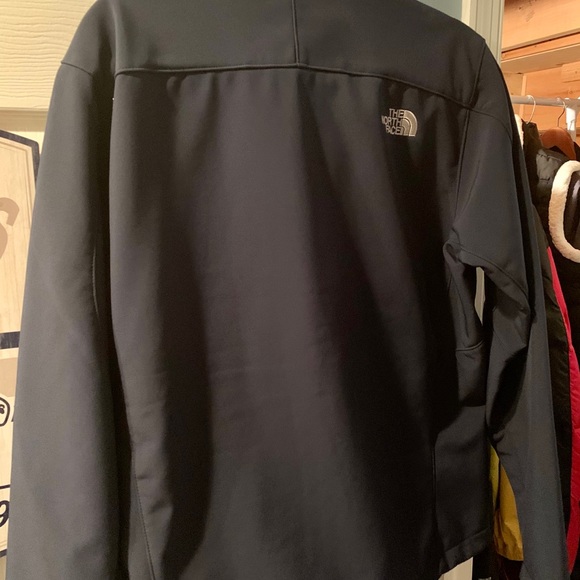 North Face Jacket. Never worn M. Beautiful fit and style 🎿 like new & stylish. - Picture 5 of 6